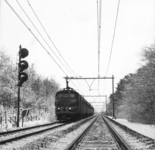 150991 Afbeelding van een electrisch treinstel mat. 1954 (plan P) van de N.S. in de (besneeuwde) omgeving van ...
